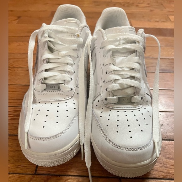 Nike Air Force 1 White Sneakers, Size 8. Excellent pre-owned condition. No box. - Picture 3 of 13